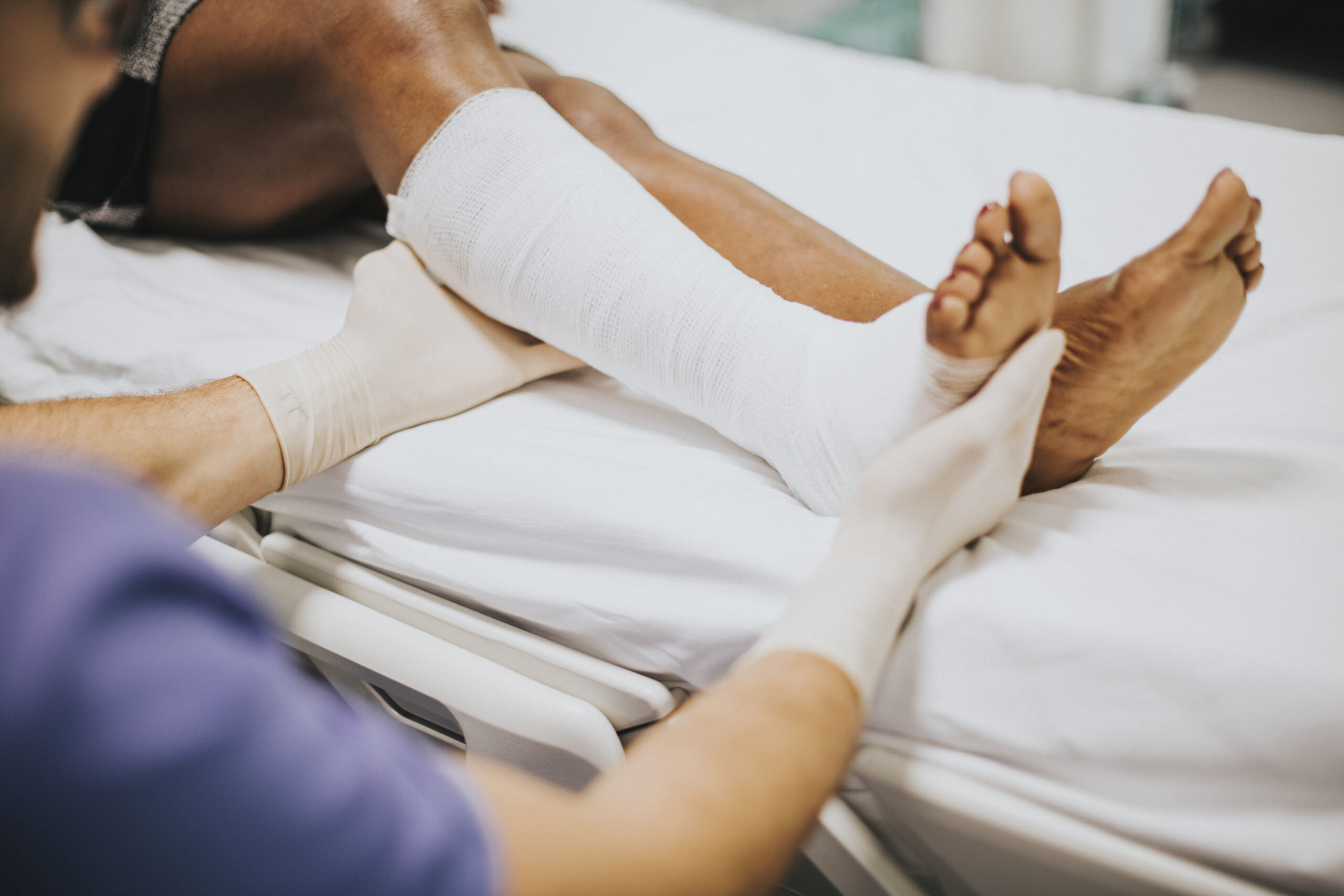 Columbia, SC Doctor helping a patient using workers comp with a fractured leg